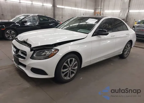 2016 Mercedes-Benz C 300 4Matic z USA, uszkodzony, nr VIN 55SWF4KB1GU134816